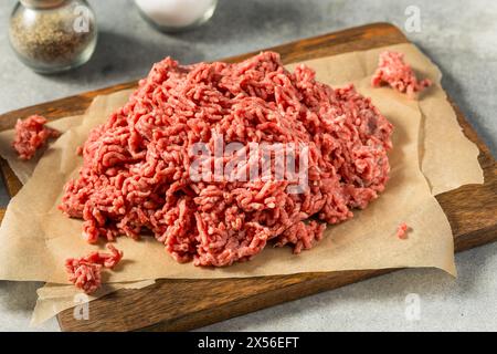 Bio Grass Fed Raw Chuck Hackfleisch auf einem Haufen Stockfoto