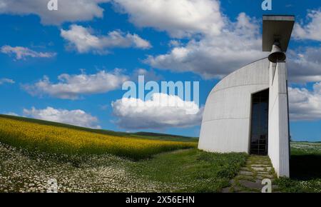 Malerische Landschaft mit moderner Kirche Stockfoto