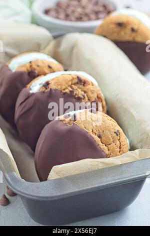 Minzschokoladenchips Eis- und Schokoladenchips Kekse Sandwiches, in Blechschale, vertikal Stockfoto