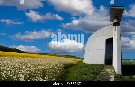 Malerische Landschaft mit moderner Kirche Stockfoto