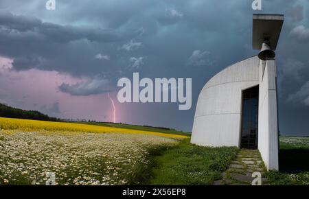 Malerische Landschaft mit moderner Kirche Stockfoto