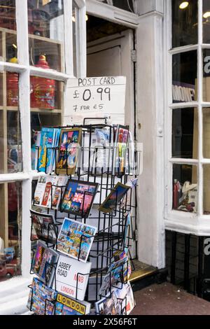 Postkarten zum Verkauf vor einem Souvenirladen im Zentrum von London. Stockfoto