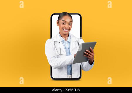 Young Black Lady Doctor bietet Fernkonsultation auf dem Smartphone Stockfoto