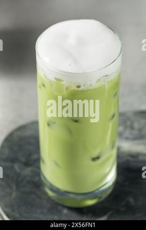 Erfrischendes Kaltschaum-Matcha-Latte mit Eis Stockfoto