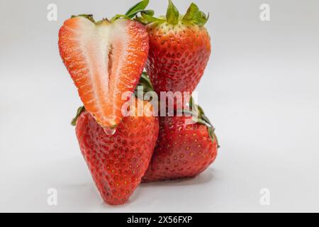 Gesunde köstliche saftige süße brüchige rote Erdbeeren weißer Hintergrund arrangiert Stockfoto