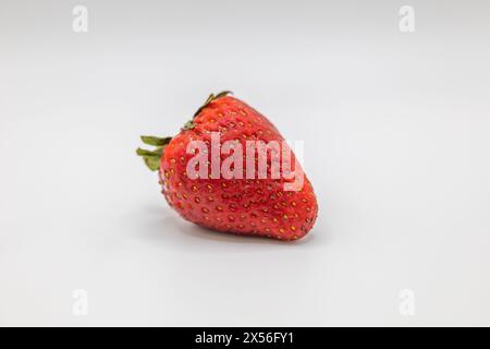 Gesunde köstliche saftige süße brüchige rote Erdbeeren weißer Hintergrund arrangiert Stockfoto