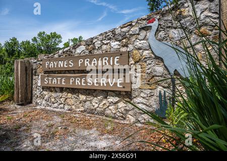 Eintrittsschild zum Paynes Prairie Preserve State Park, Heimat wilder Büffel, Pferde und Rinder sowie anderer Wildtiere in Micanopy, Florida. (USA) Stockfoto