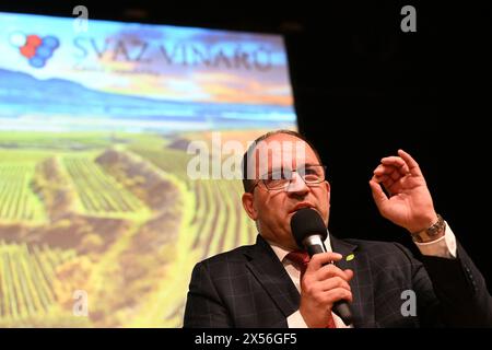 Velke Bilovice, Tschechische Republik. Mai 2024. Der tschechische Landwirtschaftsminister Marek Vyborny spricht während des Treffens des Winzerverbandes mit Vertretern von Weinunternehmen, Winzern und Weinbaugemeinden über die Auswirkungen einer möglichen Einführung von Verbrauchsteuern auf stillen Wein in Velke Bilovice, Region Breclav, Tschechische Republik, am 7. Mai 2024. Quelle: Vaclav Salek/CTK Photo/Alamy Live News Stockfoto