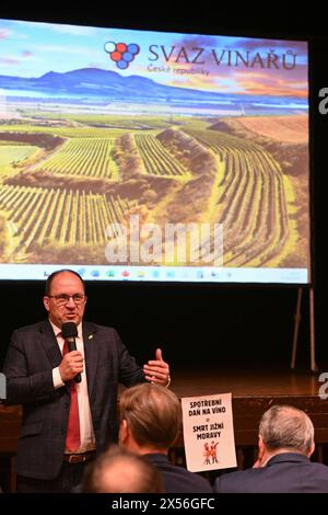 Velke Bilovice, Tschechische Republik. Mai 2024. Der tschechische Landwirtschaftsminister Marek Vyborny spricht während des Treffens des Winzerverbandes mit Vertretern von Weinunternehmen, Winzern und Weinbaugemeinden über die Auswirkungen einer möglichen Einführung von Verbrauchsteuern auf stillen Wein in Velke Bilovice, Region Breclav, Tschechische Republik, am 7. Mai 2024. Quelle: Vaclav Salek/CTK Photo/Alamy Live News Stockfoto