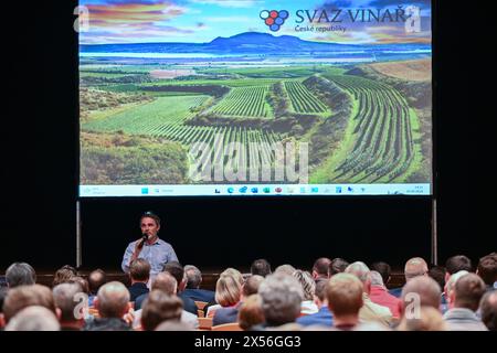 Velke Bilovice, Tschechische Republik. Mai 2024. Martin Chlad, Präsident der Winzervereinigung, spricht während des Treffens der Winzervereinigung mit Vertretern von Weinunternehmen, Winzern und Weinbaugemeinden über die Auswirkungen einer möglichen Einführung von Verbrauchsteuern auf stillen Wein in Velke Bilovice, Region Breclav, Tschechische Republik, am 7. Mai 2024. Quelle: Vaclav Salek/CTK Photo/Alamy Live News Stockfoto