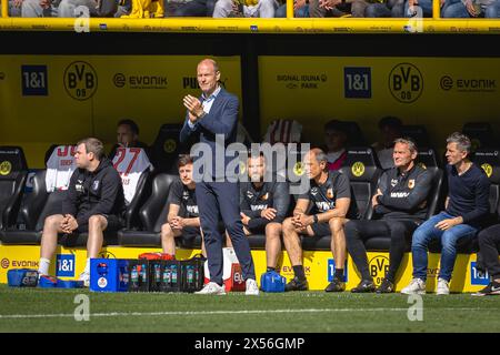 Dortmund, Deutschland. Mai 2024. Dortmund, 4. Mai 2024: Trainer Jess Thorup (TR Augsburg) beim 1. Bundesliga-Fußball-Spiel zwischen Borussia Dortmund und dem FC Augsburg im Signal Iduna Park in Dortmund. Philipp Kresnik (Philipp Kresnik/SPP) Credit: SPP Sport Press Photo. /Alamy Live News Stockfoto