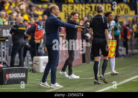 Dortmund, Deutschland. Mai 2024. Dortmund, 4. Mai 2024: Trainer Jess Thorup (TR Augsburg) beim 1. Bundesliga-Fußball-Spiel zwischen Borussia Dortmund und dem FC Augsburg im Signal Iduna Park in Dortmund. Philipp Kresnik (Philipp Kresnik/SPP) Credit: SPP Sport Press Photo. /Alamy Live News Stockfoto
