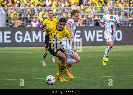 Dortmund, Deutschland. Mai 2024. Dortmund, 4. Mai 2024: Ein Duell zwischen Kjell Waetjen (38 Dortmund) und Arne Maier (10 Augsburg) während des 1. Bundesliga-Fußballspiels zwischen Borussia Dortmund und dem FC Augsburg im Signal Iduna Park in Dortmund. Philipp Kresnik (Philipp Kresnik/SPP) Credit: SPP Sport Press Photo. /Alamy Live News Stockfoto