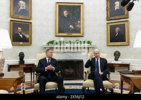 US-Präsident Joe Biden (R) empfängt den rumänischen Präsidenten Klaus Iohannis (L) im Oval Office des Weißen Hauses in Washington, DC, USA. Mai 2024. Präsident von Rumänien Iohannis ist zu einem dreitägigen Arbeitsbesuch in Washington, DC. Quelle: SIPA USA/Alamy Live News Stockfoto