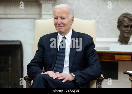 Washington, Usa. Mai 2024. US-Präsident Joe Biden empfängt den rumänischen Präsidenten Klaus Iohannis (nicht abgebildet) am 7. Mai 2024 im Oval Office des Weißen Hauses in Washington, DC, USA. Der rumänische Präsident Iohannis ist zu einem dreitägigen Arbeitsbesuch in Washington, DC. Quelle: Abaca Press/Alamy Live News Stockfoto