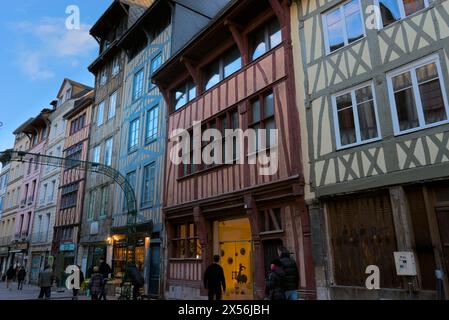 Fachwerkhäuser der Normandie, typisch für die Straßen von Rouen Stockfoto