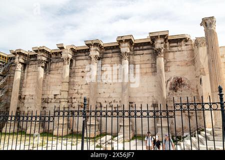 Die Überreste von Hadrians Bibliothek, die 132 n. Chr. von Kaiser Hadrian in Athen’s Griechenland geschaffen wurde Stockfoto