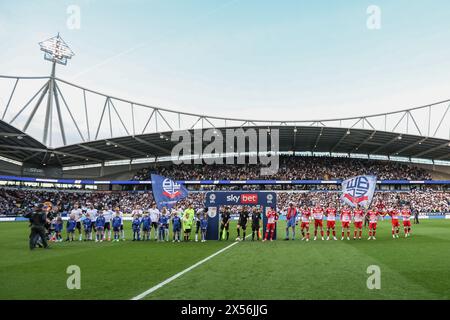 Bolton, Großbritannien. Mai 2024. Beide Teams stehen während der Play-offs der Sky Bet League 1 am 7. Mai 2024 im Toughsheet Community Stadium, Bolton, Vereinigtes Königreich (Foto: Mark Cosgrove/News Images) in Bolton, Vereinigtes Königreich, am 7. Mai 2024 an. (Foto: Mark Cosgrove/News Images/SIPA USA) Credit: SIPA USA/Alamy Live News Stockfoto