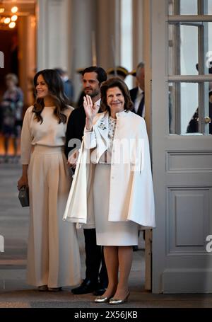 Stockholm, Schweden. Mai 2024. Prinzessin Sofia, Prinz Carl Philipp und Königin Silvia bei einer Abschiedszeremonie im Stockholmer Palast am 7. Mai 2024 für Dänemarks Königspaar, das sich auf einem zweitägigen Staatsbesuch in Schweden befindet. Foto: Pontus Lundahl/TT/Code 10050 Credit: TT News Agency/Alamy Live News Stockfoto