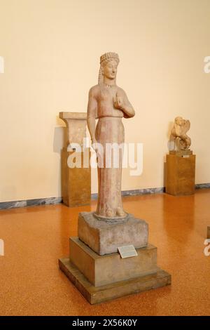 Marmorstatue einer Kore (Jungfrau), gefunden in Merenda, Attika 550-540 v. Chr. Nationales Archäologisches Museum, Athen, Griechenland. Stockfoto