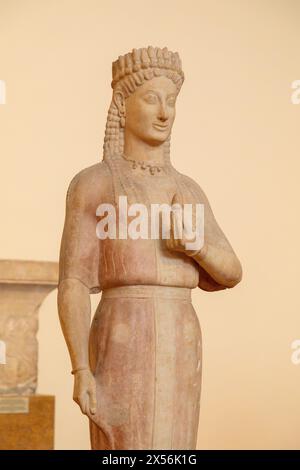 Marmorstatue einer Kore (Jungfrau), gefunden in Merenda, Attika 550-540 v. Chr. Nationales Archäologisches Museum, Athen, Griechenland. Stockfoto