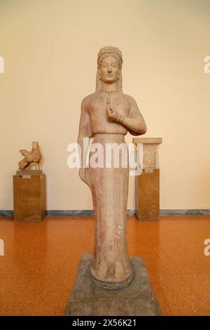 Marmorstatue einer Kore (Jungfrau), gefunden in Merenda, Attika 550-540 v. Chr. Nationales Archäologisches Museum, Athen, Griechenland. Stockfoto