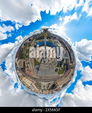 360-Grad-Blick auf den Unabhängigkeitsplatz in Kiew von der Drohne aus. Miniaturplanet von Kiew. Stockfoto