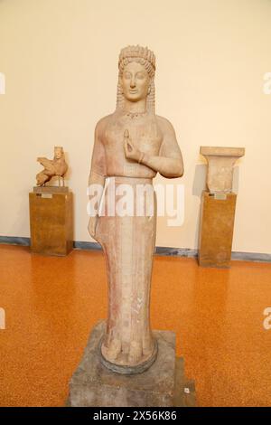 Marmorstatue einer Kore (Jungfrau), gefunden in Merenda, Attika 550-540 v. Chr. Nationales Archäologisches Museum, Athen, Griechenland. Stockfoto