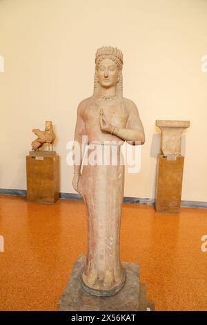 Marmorstatue einer Kore (Jungfrau), gefunden in Merenda, Attika 550-540 v. Chr. Nationales Archäologisches Museum, Athen, Griechenland. Stockfoto