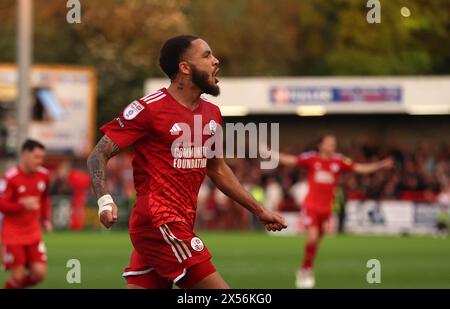 Crawley Town’s Jay Williams feiert das zweite Tor des Spiels im Halbfinale der Sky Bet League Two im Broadfield Stadium, Crawley. Bilddatum: Dienstag, 7. Mai 2024. Stockfoto