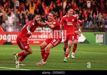 Crawley Town’s Jay Williams feiert gemeinsam mit Teamkollege Danilo Orsi-Dadomo (Mitte), nachdem sie im Halbfinale der Sky Bet League Two im Broadfield Stadium, Crawley, das zweite Tor des Spiels erzielt hat. Bilddatum: Dienstag, 7. Mai 2024. Stockfoto