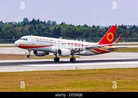 Chengdu, China - 8. April 2024: Ein Airbus A320-Flugzeug von Chengdu Airlines mit der Registrierungsnummer B-323X am Flughafen Tianfu (TFU) in Chengdu, CH Stockfoto