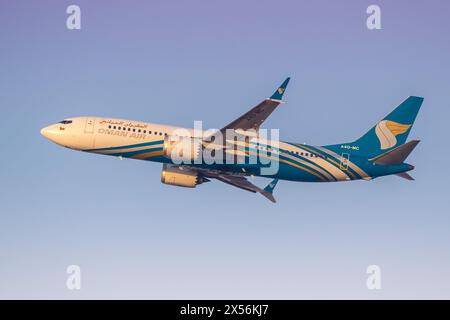 Dubai, Vereinigte Arabische Emirate - 16. Februar 2024: Ein Oman Air Boeing 737 MAX 8 Flugzeug mit der Registration A4O-MC am Flughafen Dubai, Vereinigte Staaten Stockfoto