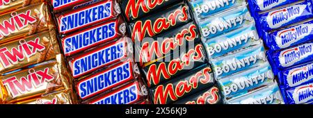 Stuttgart – 7. November 2023: Mars Hat Produkte Wie Snickers Chocolate Bars, Twix, Milky Way Und Bounty Bars Als Background Panor Aufgenommen Stockfoto