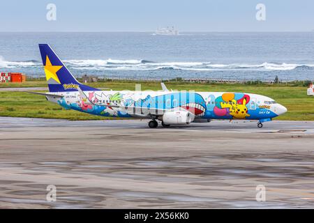 Naha, Japan - 3. Oktober 2023: Eine Boeing 737-800 von Skymark Airlines mit der Registration JA73NG und der Pikachu Jet BC2 Special Lackierung in OK Stockfoto