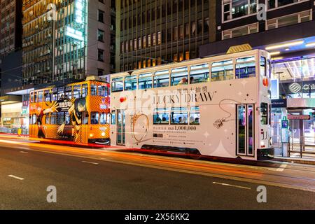 Hongkong, China - 6. April 2024: Hongkong Tramways Doppeldeckerstraetcars öffentlicher Nahverkehr an der Haltestelle Pedder Street in Hongkong, China. Stockfoto