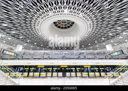 Shenzhen, China - 3. April 2024: Shenzhen Metro Modern Architecture In Public Transport U-Bahn Station Gangxia North In Shenzhen, China. Stockfoto