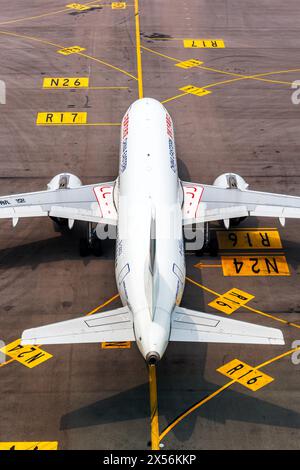 Hongkong, China - 7. April 2024: Ein China Eastern Airlines Airbus A320neo Flugzeug mit der Registration B-30C3 am Chek Lap Kok Airport (HKG) in Hongkong Stockfoto