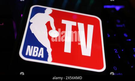 Viersen, Deutschland - 1. Mai. 2024: Nahaufnahme des Smartphones mit Logo-Schriftzug des NBA-Fernsehers auf der Computertastatur Stockfoto