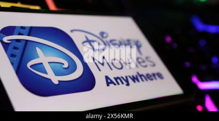 Viersen, Deutschland - 1. Mai. 2024: Nahaufnahme des Smartphones mit Logo-Schriftzug von Disney-Filmen überall auf der Computertastatur Stockfoto