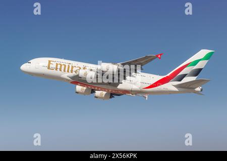 Dubai, Vereinigte Arabische Emirate - 17. Februar 2024: Ein Emirates Airbus A380-800 mit der Registrierungsnummer A6-EOE am Flughafen Dubai, Uni Stockfoto