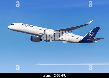 München, Deutschland - 6. Februar 2024: Ein Lufthansa Airbus A350-900 mit der Registrierung D-AIVB am Flughafen München. Stockfoto