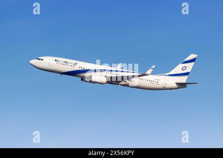 München - 6. Februar 2024: Ein El Al Boeing 737-900ER Flugzeug mit der Registration 4X-EHI am Flughafen München. Stockfoto