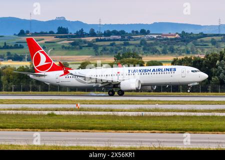 Stuttgart, Deutschland - 31. Juli 2022: Ein Flugzeug der Boeing 737 MAX 8 von Turkish Airlines mit der Registrierung TC-LCM am Flughafen Stuttgart. Stockfoto