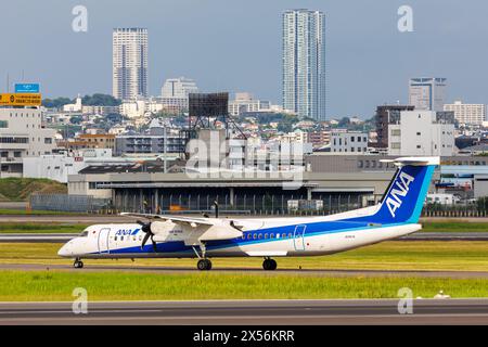 Osaka, Japan - 1. Oktober 2023: Ein ANA Wings Dash 8 Q400-Flugzeug mit der Registrierungsnummer JA847A am Flughafen Itami (ITM) in Osaka, Japan. Stockfoto