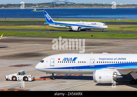 Tokio, Japan - 6. Oktober 2023: Boeing 787-9 Dreamliner Flugzeug von ANA All Nippon Airways am Flughafen Tokio Haneda (HND) in Japan. Stockfoto