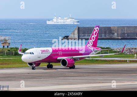 Naha, Japan - 3. Oktober 2023: Ein Flugzeug des Typs Peach Airbus A320neo mit der Registrierungsnummer JA206P am Flughafen Okinawa (OKA) in Naha, Japan. Stockfoto