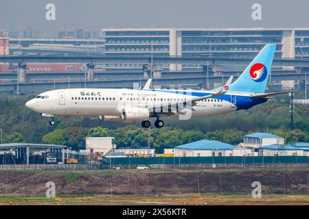 Shanghai, China - 10. April 2024: Eine Boeing 737-800-Maschine der Hebei Airlines mit der Registrierungsnummer B-1971 am Hongqiao Airport (SHA) in Shangha Stockfoto