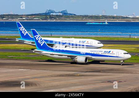 Tokio, Japan - 6. Oktober 2023: Boeing 767-300ER und 777-200ER von ANA All Nippon Airways am Flughafen Tokio Haneda (HND) in Japan. Stockfoto