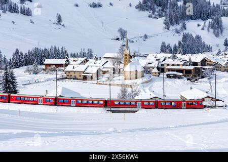 Bergün, Schweiz - 10. Januar 2024: Rhätische Eisenbahn Auf Der Albula-Linie Personenzug In Den Alpen In Bergün, Schweiz. Stockfoto